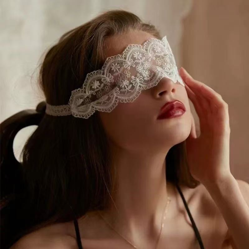 Lace Blindfold – Elegance in Mystery