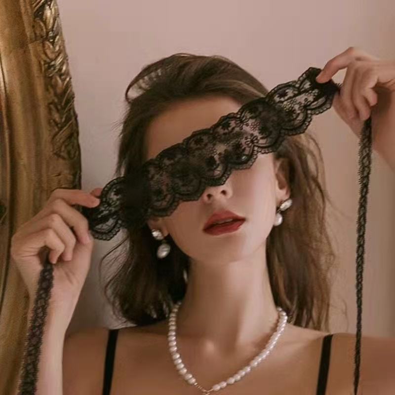 Lace Blindfold – Elegance in Mystery